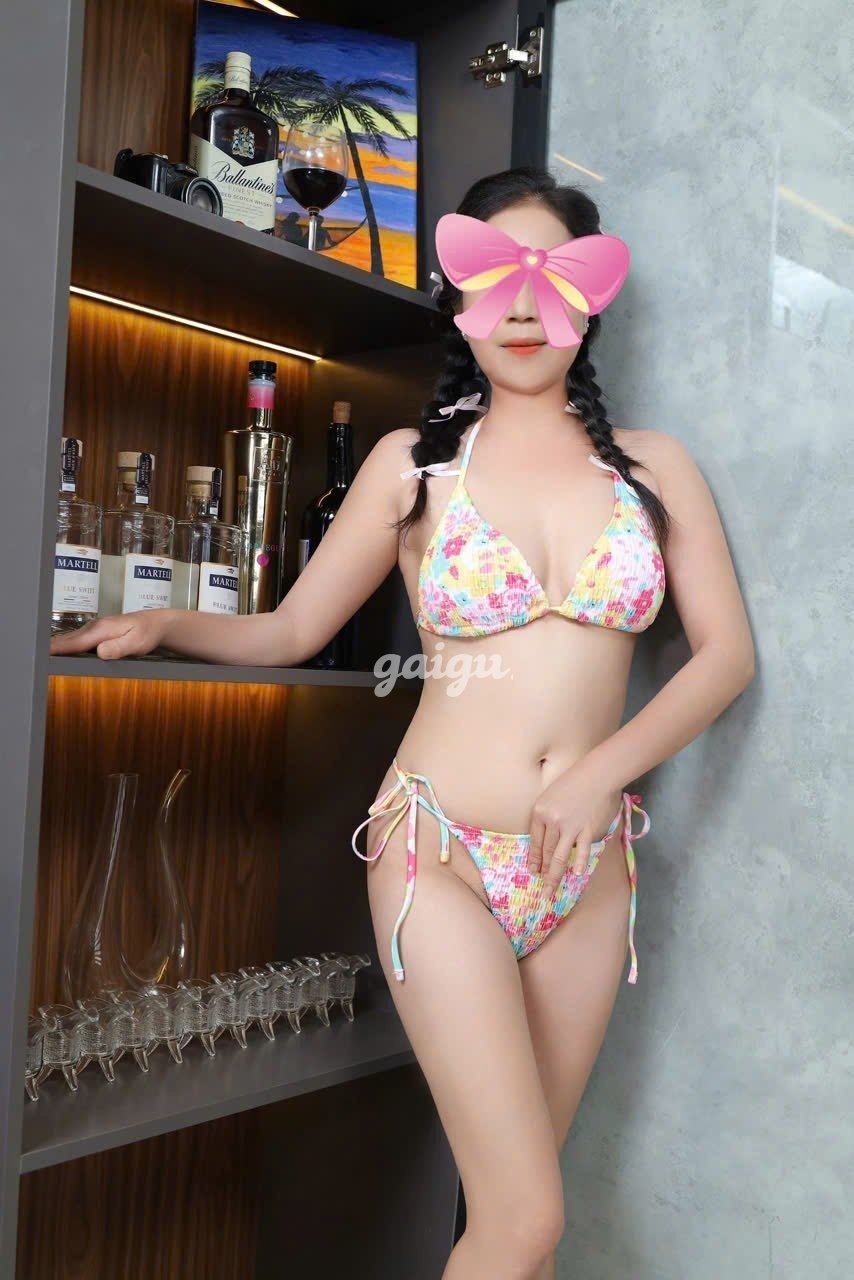 TÚ TRINH XINH XẮN BÚ LIẾM LÚC CÁN CUỒNG NHIỆT CHIỀU KHÁCH NHƯ NGƯỜI YÊU HÀNG MỚI TIN
